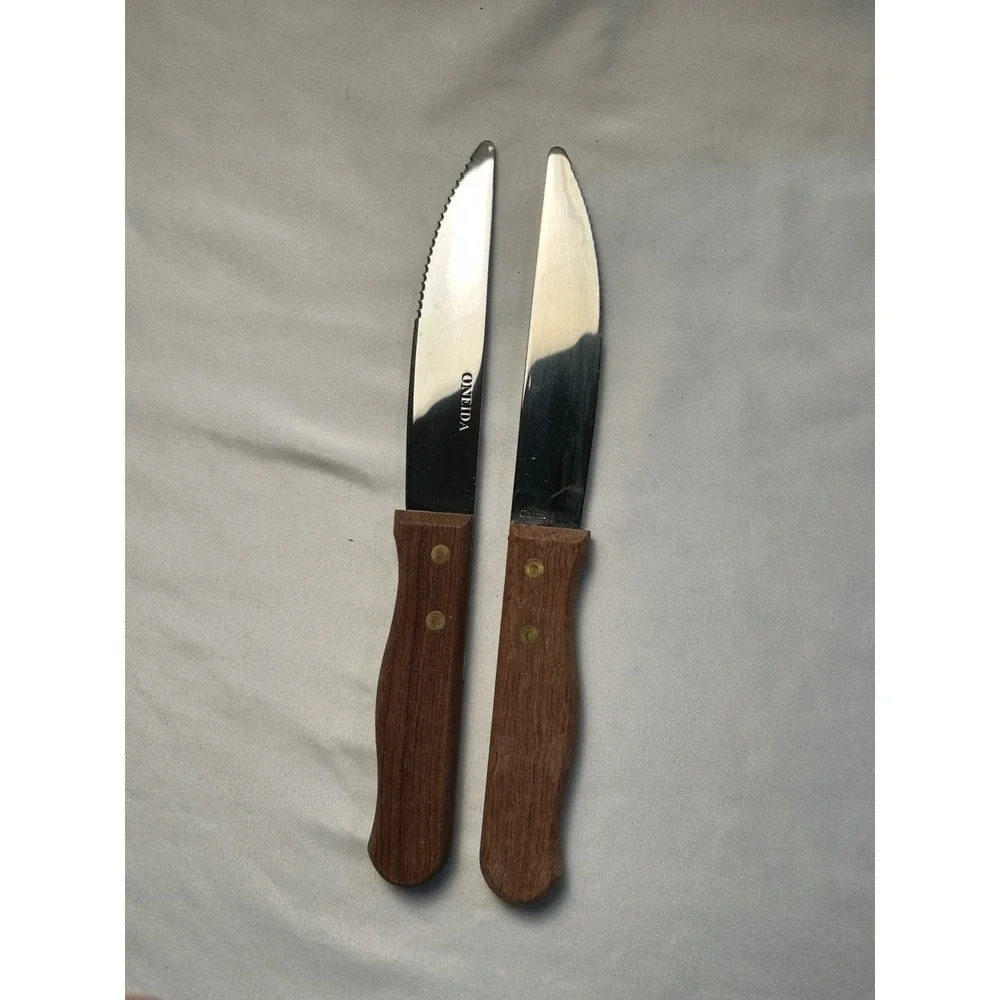 Oneida Steak Knives Set of 2 Stainless Serrated Blade Wood Handle Triple Rivet‎